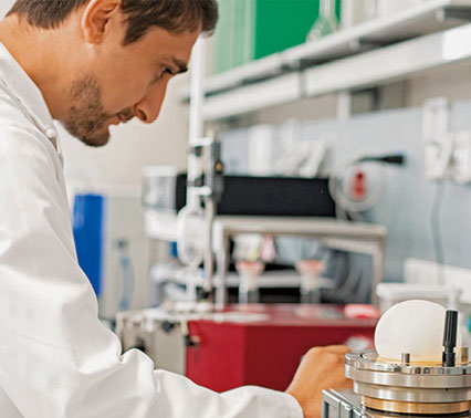 foto tecnico laboratorio qualità